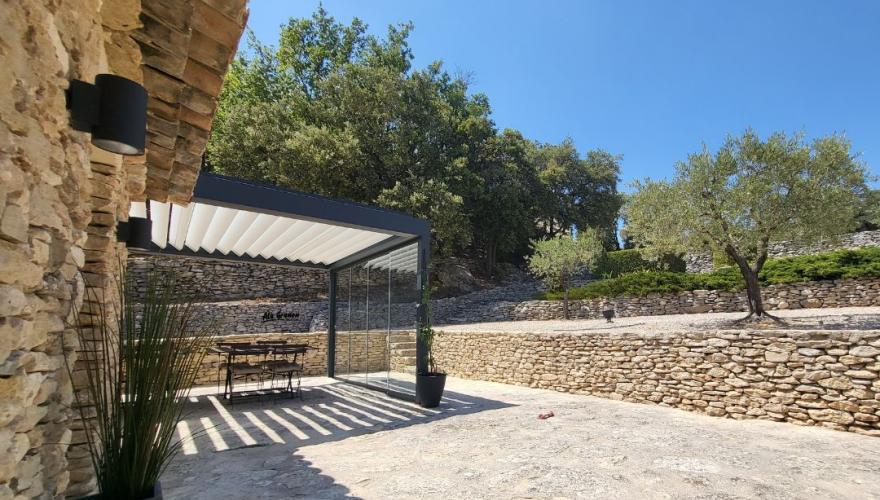 pergola et mur en pierre